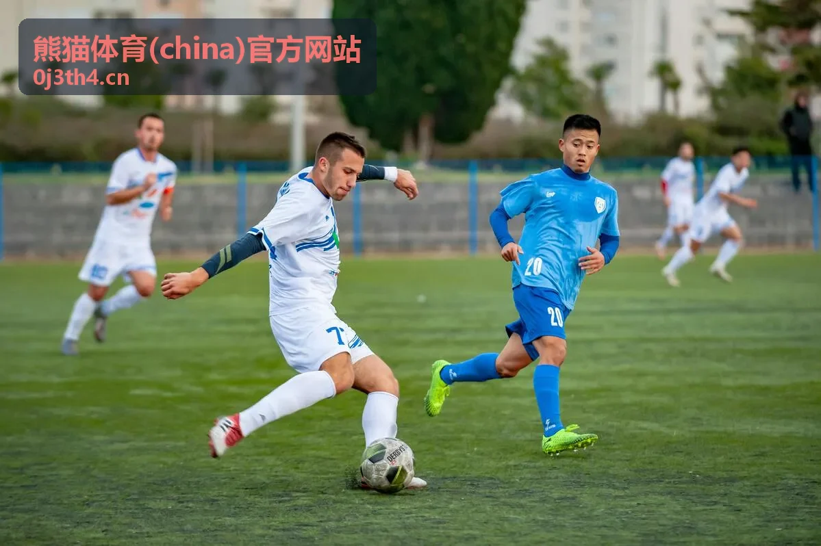 篮球联赛对抗画面